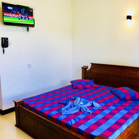 Hotel Travellers Halt Ratnapura Esterno foto
