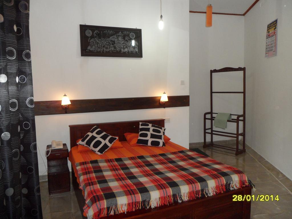Hotel Travellers Halt Ratnapura Esterno foto