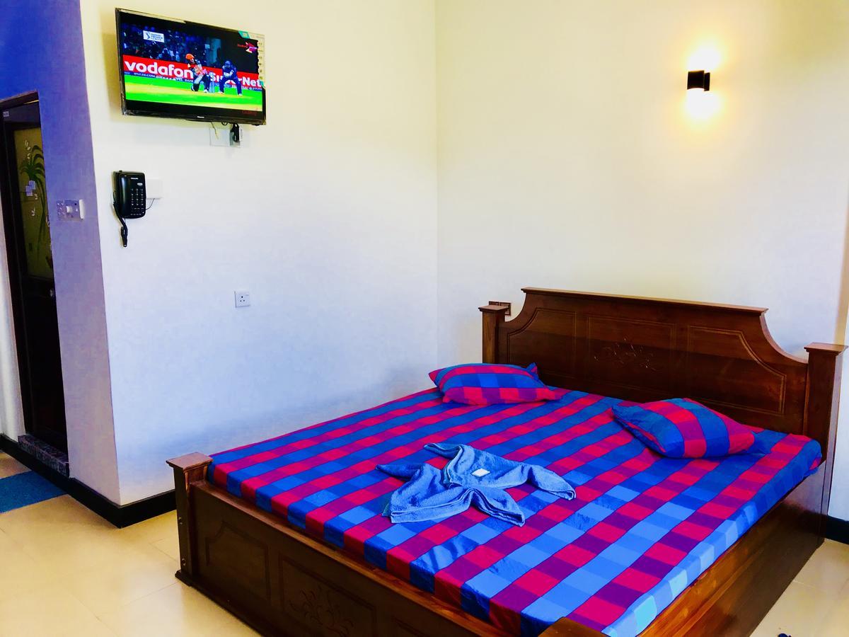 Hotel Travellers Halt Ratnapura Esterno foto