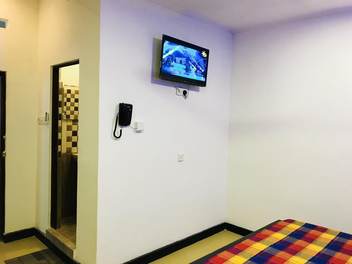 Hotel Travellers Halt Ratnapura Esterno foto
