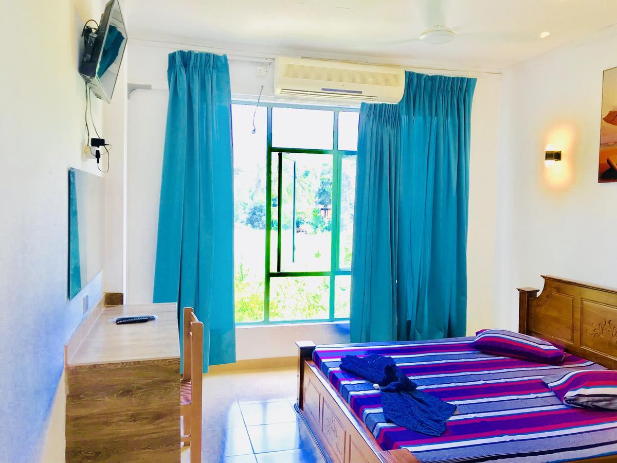 Hotel Travellers Halt Ratnapura Esterno foto