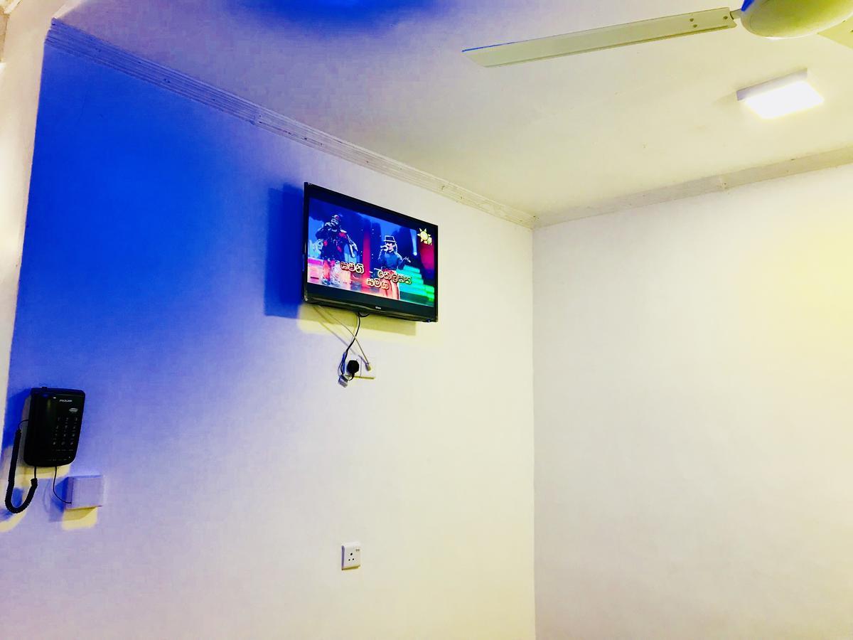 Hotel Travellers Halt Ratnapura Esterno foto