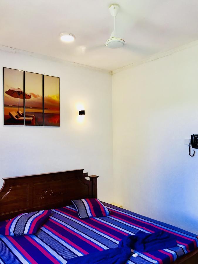 Hotel Travellers Halt Ratnapura Esterno foto