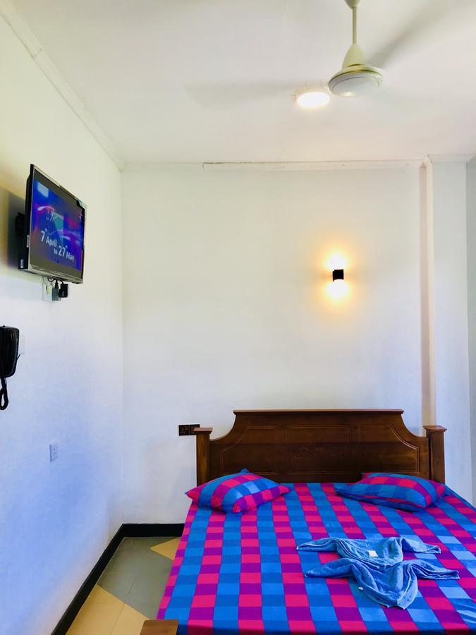 Hotel Travellers Halt Ratnapura Esterno foto