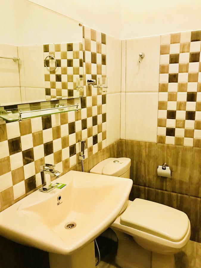 Hotel Travellers Halt Ratnapura Esterno foto