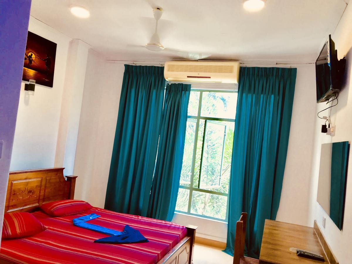 Hotel Travellers Halt Ratnapura Esterno foto