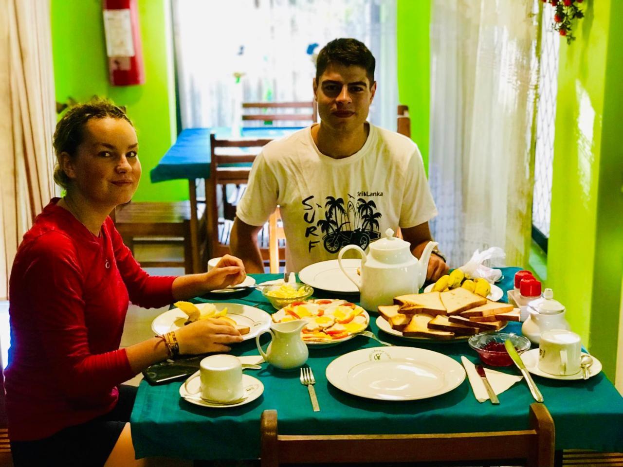 Hotel Travellers Halt Ratnapura Esterno foto
